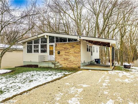 1638 Herkender Ave, Akron, OH 44310 photo 2