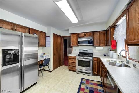 349 Hamilton Cir, Elyria, OH 44035 photo 9