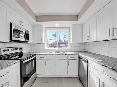 517 High St, Elyria, OH 44035 photo 4