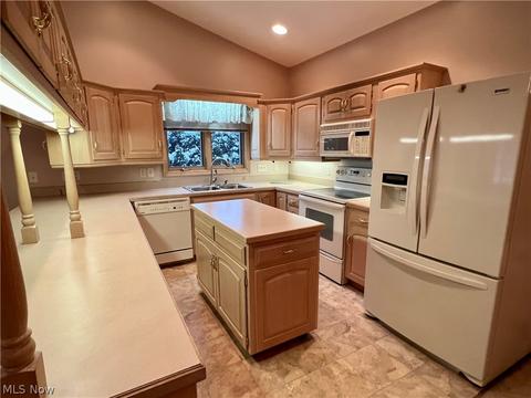 215 Pinehurst Dr, Dover, OH 44622 photo 3