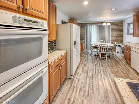 528 Sunset View Dr, Akron, OH 44320 photo 4