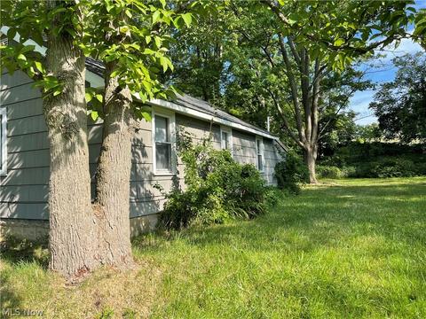 1208 Hamlin Dr, Ashtabula, OH 44004 photo 2