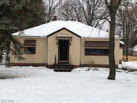 1421 Mapleview Dr, Seven Hills, OH 44131 photo 1