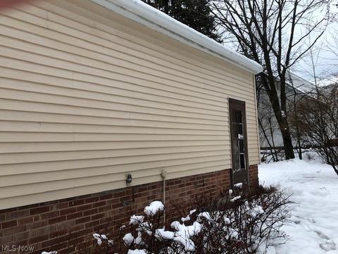 1421 Mapleview Dr, Seven Hills, OH 44131 photo 4