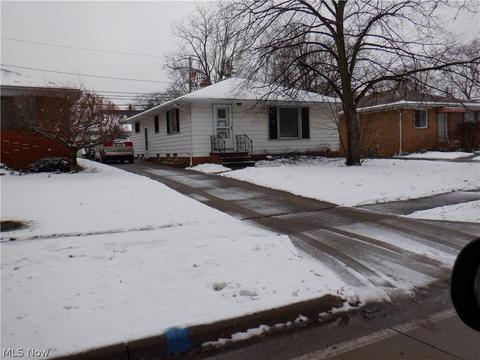 5560 E 141st St, Maple Heights, OH 44137 photo 1