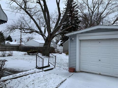180 Longfellow St, Elyria, OH 44035 photo 2