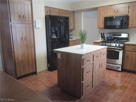 7020 E Parkview Dr, Parma, OH 44134 photo 5