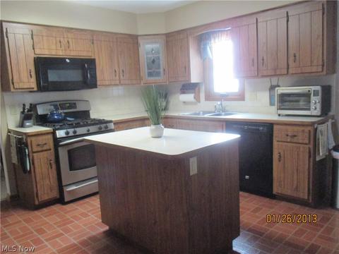 7020 E Parkview Dr, Parma, OH 44134 photo 6
