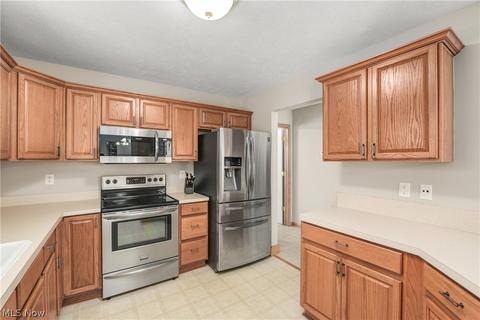 7635 Falling Leaf Dr, Seven Hills, OH 44131 photo 16