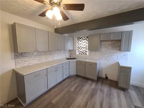 482 9th St, Elyria, OH 44035 photo 9