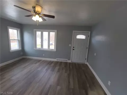 482 9th St, Elyria, OH 44035 photo 6