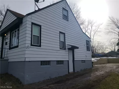 482 9th St, Elyria, OH 44035 photo 3