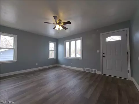 482 9th St, Elyria, OH 44035 photo 5