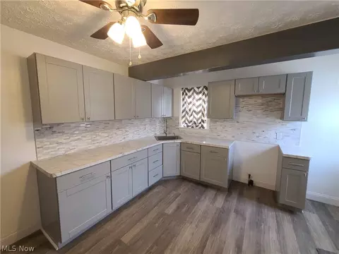 482 9th St, Elyria, OH 44035 photo 9