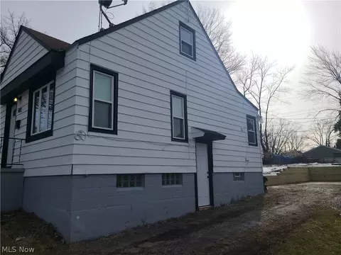 482 9th St, Elyria, OH 44035 photo 3