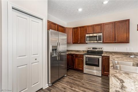 224 Silver Spring Cir, Elyria, OH 44035 photo 13