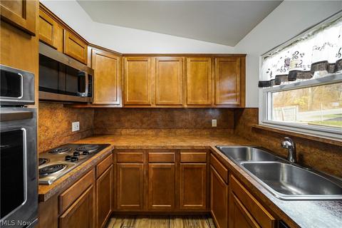 1653 Herkender Ave, Akron, OH 44310 photo 15