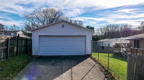 1653 Herkender Ave, Akron, OH 44310 photo 7