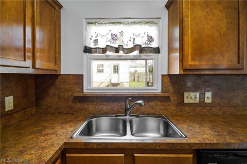 1653 Herkender Ave, Akron, OH 44310 photo 16