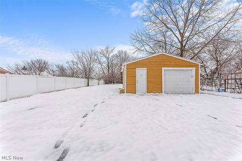 16575 Libby Rd, Maple Heights, OH 44137 photo 4