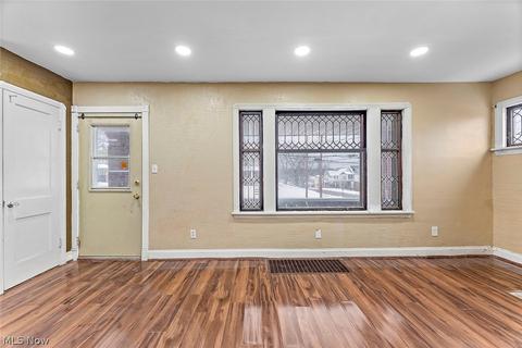 16575 Libby Rd, Maple Heights, OH 44137 photo 8
