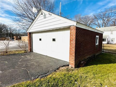 18 Maple Dr, Youngstown, OH 44512 photo 5