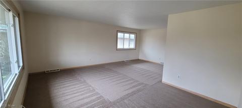 7071 E Parkview Dr, Parma, OH 44134 photo 3