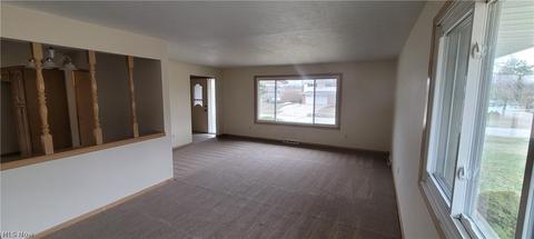 7071 E Parkview Dr, Parma, OH 44134 photo 4