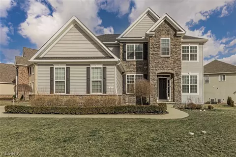 347 Glasgow Dr, Highland Heights, OH 44143