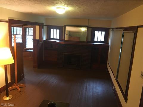 697 Blaine Ave, Akron, OH 44310 photo 2