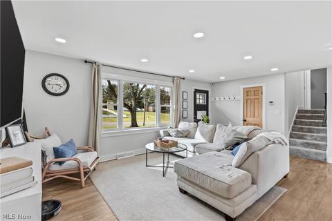 3707 Rolling Ridge Rd NE, Canton, OH 44721 photo 2