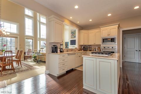 100 Eagle Point Dr, Lyndhurst, OH 44124 photo 9
