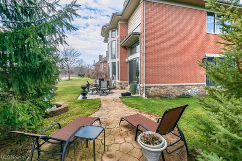 100 Eagle Point Dr, Lyndhurst, OH 44124 photo 2