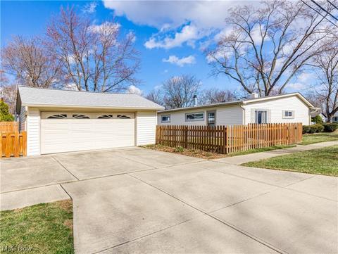403 Walnut Dr, Berea, OH 44017 photo 3