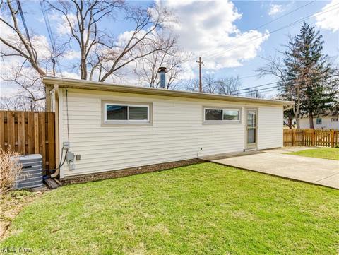 403 Walnut Dr, Berea, OH 44017 photo 4