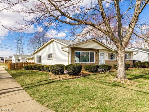 403 Walnut Dr, Berea, OH 44017 photo 2