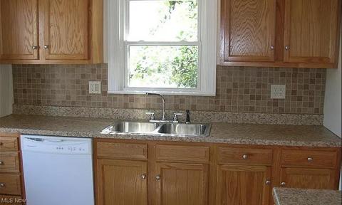 25 Maple Dr, Youngstown, OH 44512 photo 3