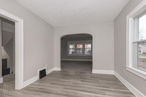 445 10th St, Elyria, OH 44035 photo 5