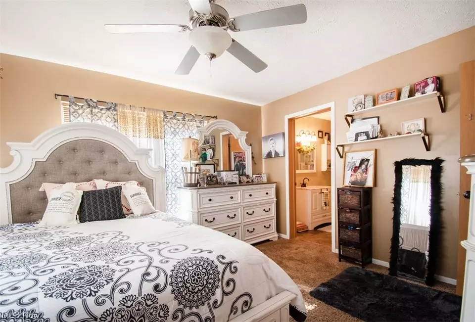  17952 Lawnview Ave, Lake Milton, OH 44429 photo 9
