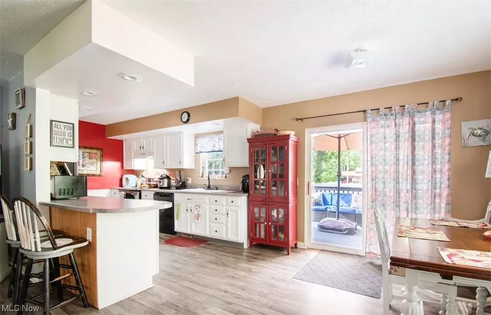  17952 Lawnview Ave, Lake Milton, OH 44429 photo 5