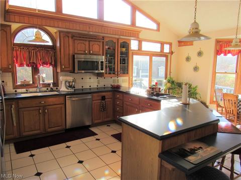 522 Crestview Dr, Ashtabula, OH 44004 photo 4