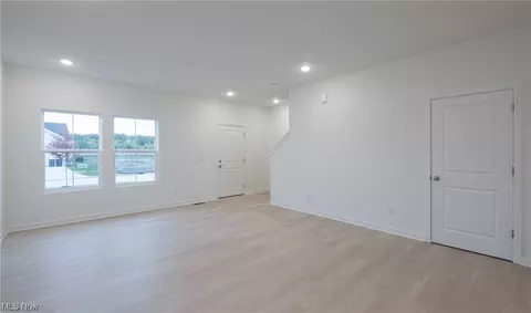 323 River Run Dr, Elyria, OH 44035 photo 5
