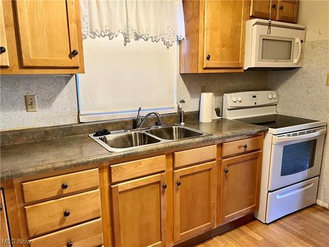 366 Roosevelt Ave, Elyria, OH 44035 photo 6