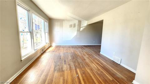 359 E 324th St, Willowick, OH 44095 photo 6