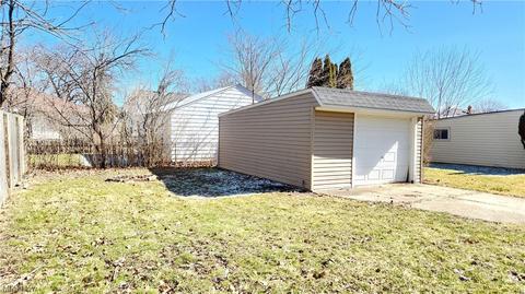 359 E 324th St, Willowick, OH 44095 photo 4