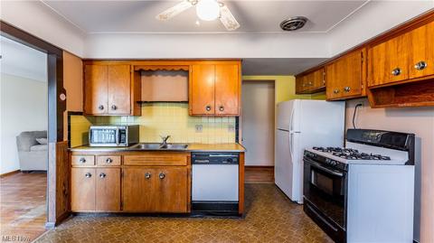 10920 Kader Dr, Parma, OH 44130 photo 9