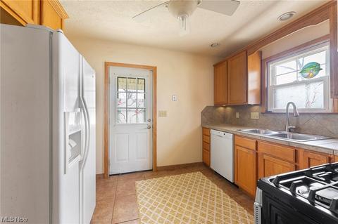 166 Harvey St, Struthers, OH 44471 photo 10