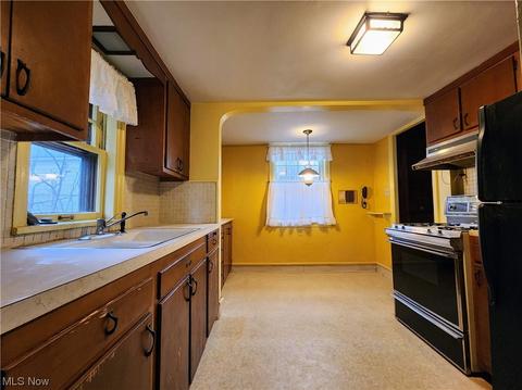 145 E 206th St, Euclid, OH 44123 photo 4