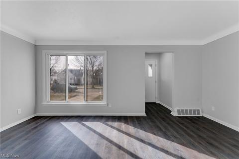 461 E 272nd St, Euclid, OH 44132 photo 4