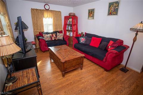21112 Hansen Rd, Maple Heights, OH 44137 photo 2